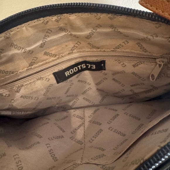 Small navy Roots purse - Picture 6 of 8